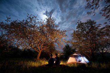 çadır yakınındaki bir kamp ateşi kaç turist