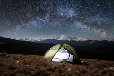  güzel bir gece gökyüzü altında çadır