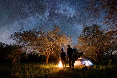 çadır yakınındaki bir kamp ateşi kaç turist