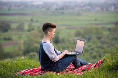 Dizüstü bilgisayarıyla çalışan bir kadın.