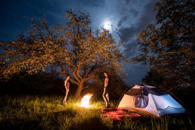 çadır yakınındaki bir kamp ateşi kaç turist