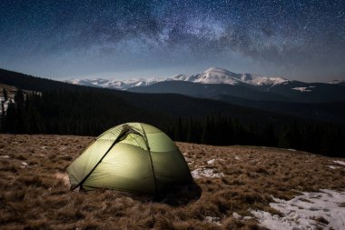 turist çadır güzel gece gökyüzü altında
