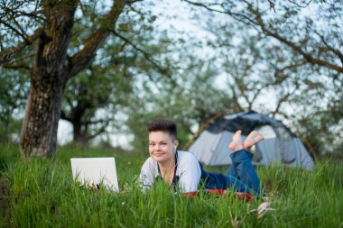kamp yaparken onu laptop kullanan kadın 