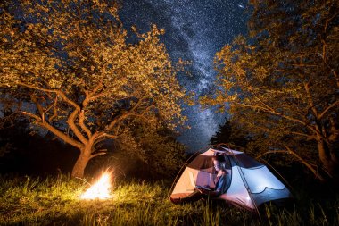 Onu laptop kullanarak kadın uzun yürüyüşe çıkan kimse