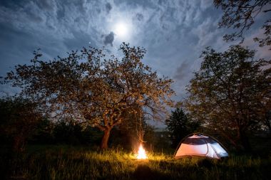 turist çadır kamp ateşi yakın