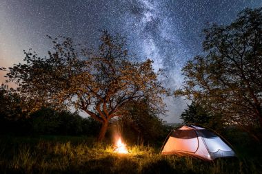 turist çadır kamp ateşi yakın