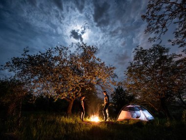 çadır yakınındaki bir kamp ateşi kaç turist