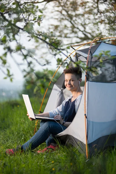 Dizüstü bilgisayarıyla çalışan bir kadın.