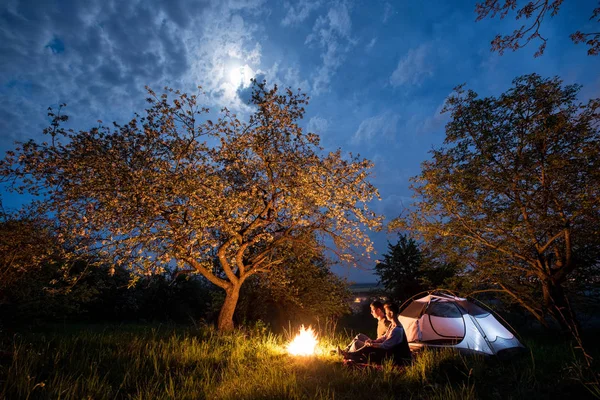 çadır yakınındaki bir kamp ateşi kaç turist