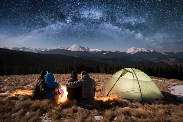 Parejas sentadas juntas al lado del campamento — Foto de Stock