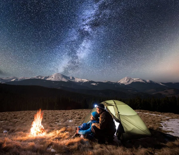 kamp içinde zevk çift turist 
