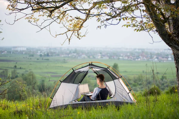 kamp yaparken onu laptop kullanan kadın 