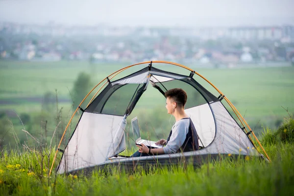Dizüstü bilgisayarıyla çalışan bir kadın.