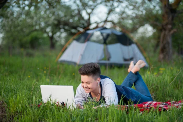 Dizüstü bilgisayarıyla çalışan bir kadın.
