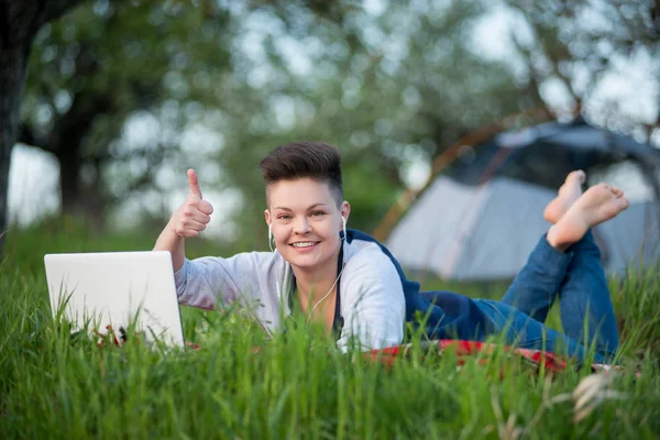 Dizüstü bilgisayarıyla çalışan bir kadın.