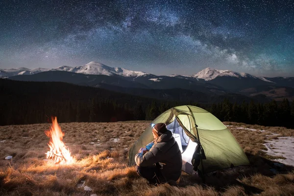 Turista tener un descanso en su camping — Foto de Stock