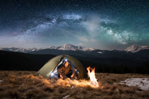 Hombre excursionista tener un descanso en su camping — Foto de Stock