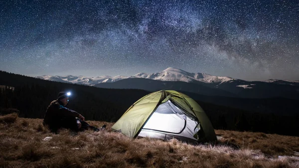 Erkek uzun yürüyüşe çıkan kimse var bir dinlenme onun kamp