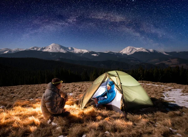 Turistas casal ter um descanso no acampamento — Fotografia de Stock