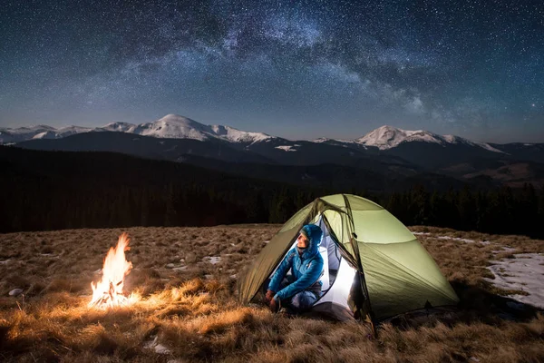 Touriste féminine jouissant dans son camp — Photo