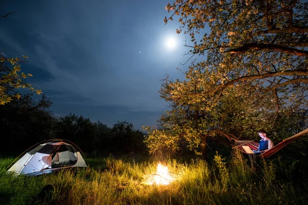 Kadın turist onu laptop kullanma 