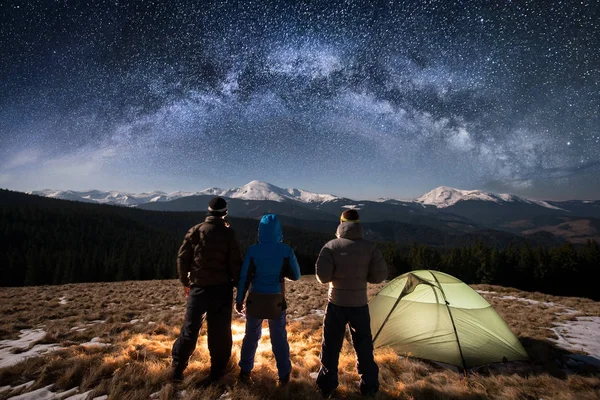 Amigos excursionistas en el camping — Foto de Stock