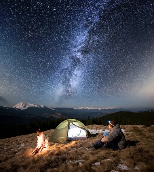 Turystyczna odpocząć w jego camping — Zdjęcie stockowe