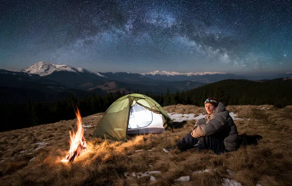 Turystyczna odpocząć w jego camping — Zdjęcie stockowe