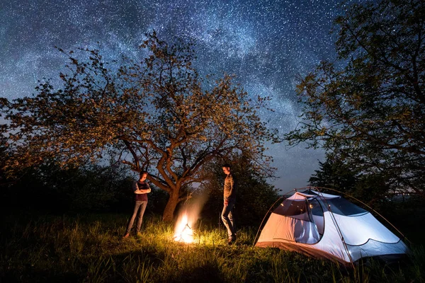 çadır yakınındaki bir kamp ateşi kaç turist