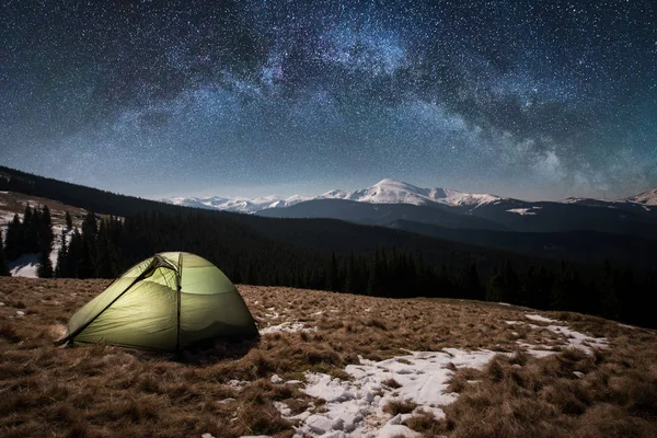 turist çadır güzel gece gökyüzü altında