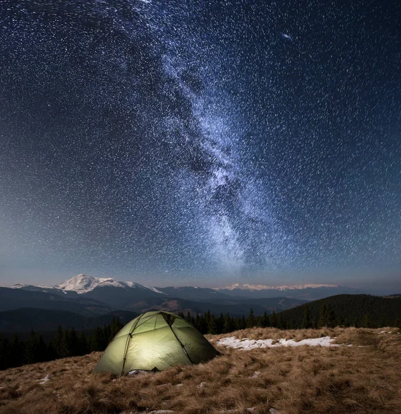 Tienda turística bajo hermoso cielo nocturno lleno — Foto de Stock