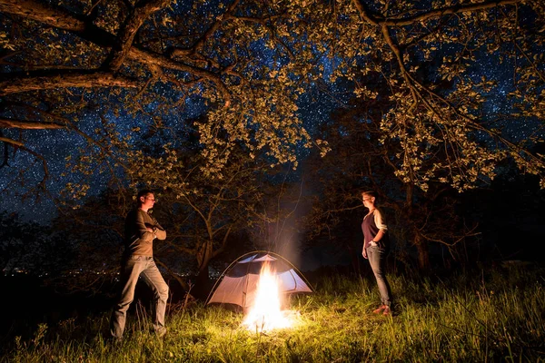 çadır yakınındaki bir kamp ateşi kaç turist