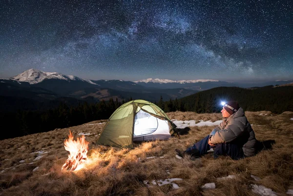Turista tener un descanso en su camping — Foto de Stock