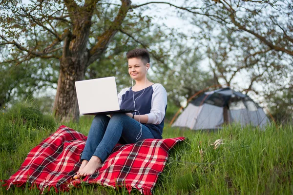 Dizüstü bilgisayarıyla çalışan bir kadın.