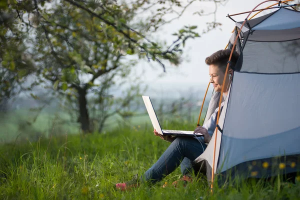Dizüstü bilgisayarıyla çalışan bir kadın.