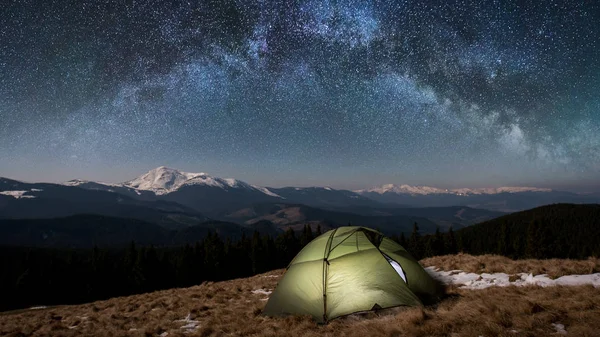 Tienda de campaña turística bajo el hermoso cielo nocturno — Foto de Stock