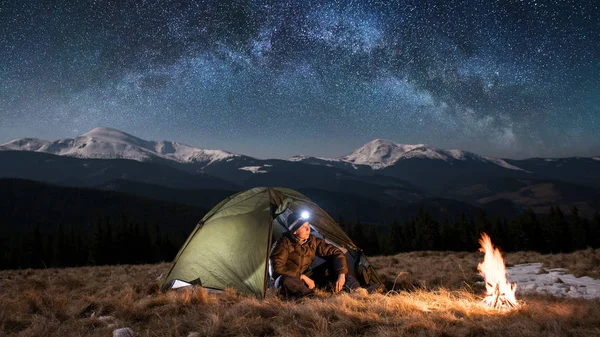 Hombre excursionista tener un descanso en su camping — Foto de Stock