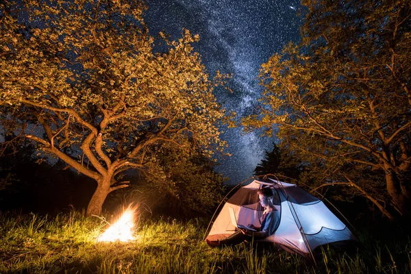 Onu laptop kullanarak kadın uzun yürüyüşe çıkan kimse