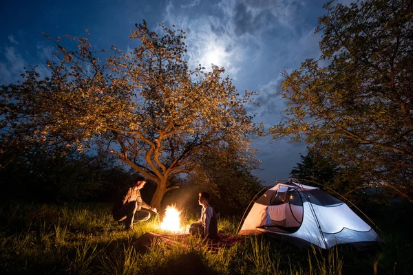 Ζευγάρι τουρίστες σε μια campfire κοντά σε σκηνή — Φωτογραφία Αρχείου