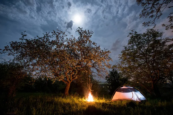 Τουριστική σκηνή κοντά campfire — Φωτογραφία Αρχείου