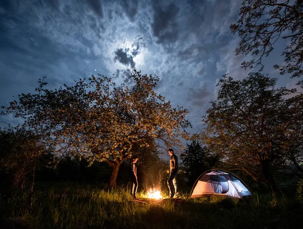 çadır yakınındaki bir kamp ateşi kaç turist