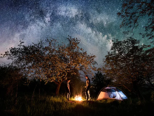 Çadır yakınındaki bir kamp ateşi kaç turist — Stok fotoğraf