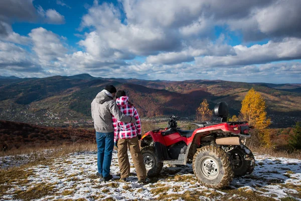 Cara abraçando uma menina perto do ATV — Fotografia de Stock