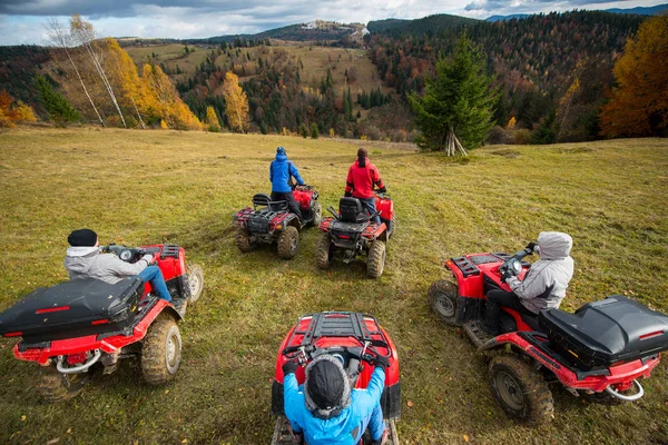 insanlar tepede bir quad bisiklet sürme.