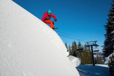 tehlikeli yamaçta sürme snowboarder 