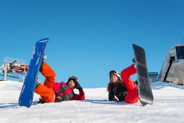 Çift ile onların snowboards yalan 