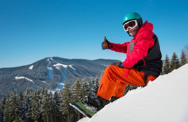 snowboard karlı yamaçta rahatlatıcı 