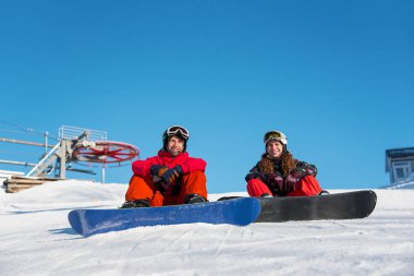 kar üzerinde oturan snowboard 