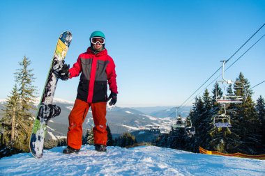 Erkek snowboard tam uzunlukta portresi