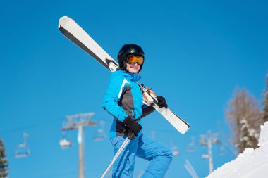 onun kayaklar taşıyan kayakçı 